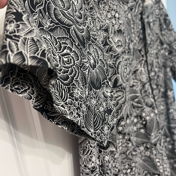 Forever 21 Monochrome Floral Men's Shirt - Picture 5 of 7